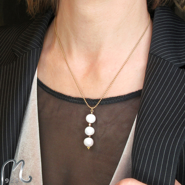 Halsband med tre pärlor.